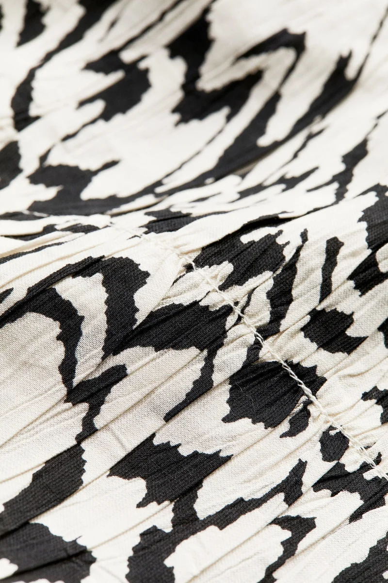 اتش اند ام تنورة قصيرة بتصميم منسدل